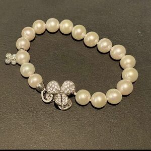 Fresh water pearl bracelet with flower charm